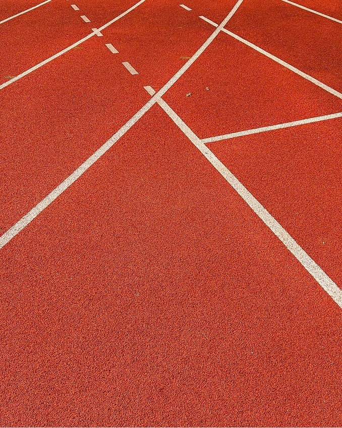 Atleta corriendo en pista, imagen de contacto de WW Athletics