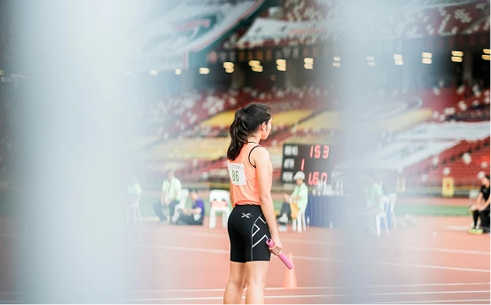 Atleta profesional en competición internacional de atletismo